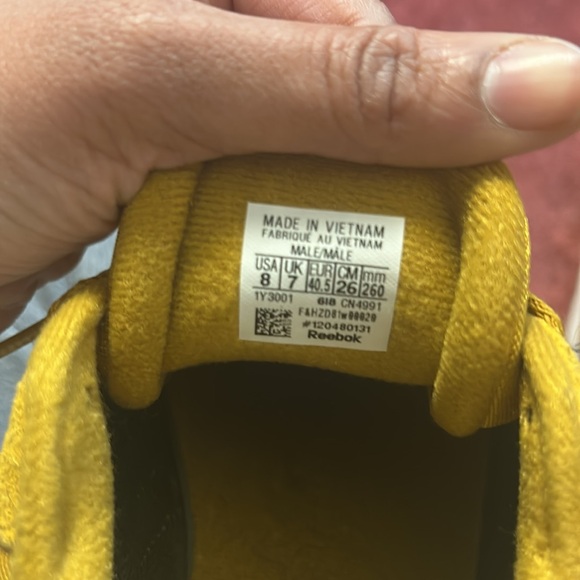 Gold Reeboks - Picture 6 of 6